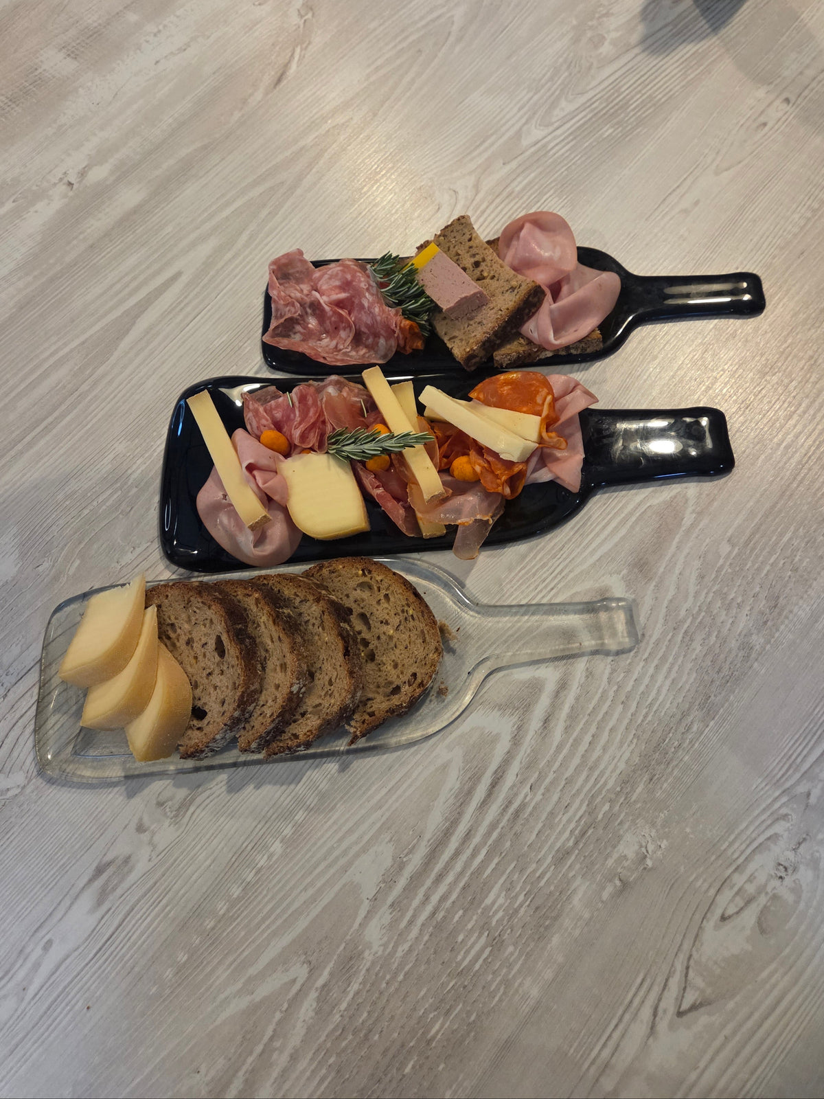 Plateau apéritif en bouteille de vin recyclée