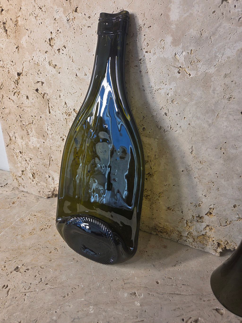 Plateau apéritif en bouteille de vin recyclée