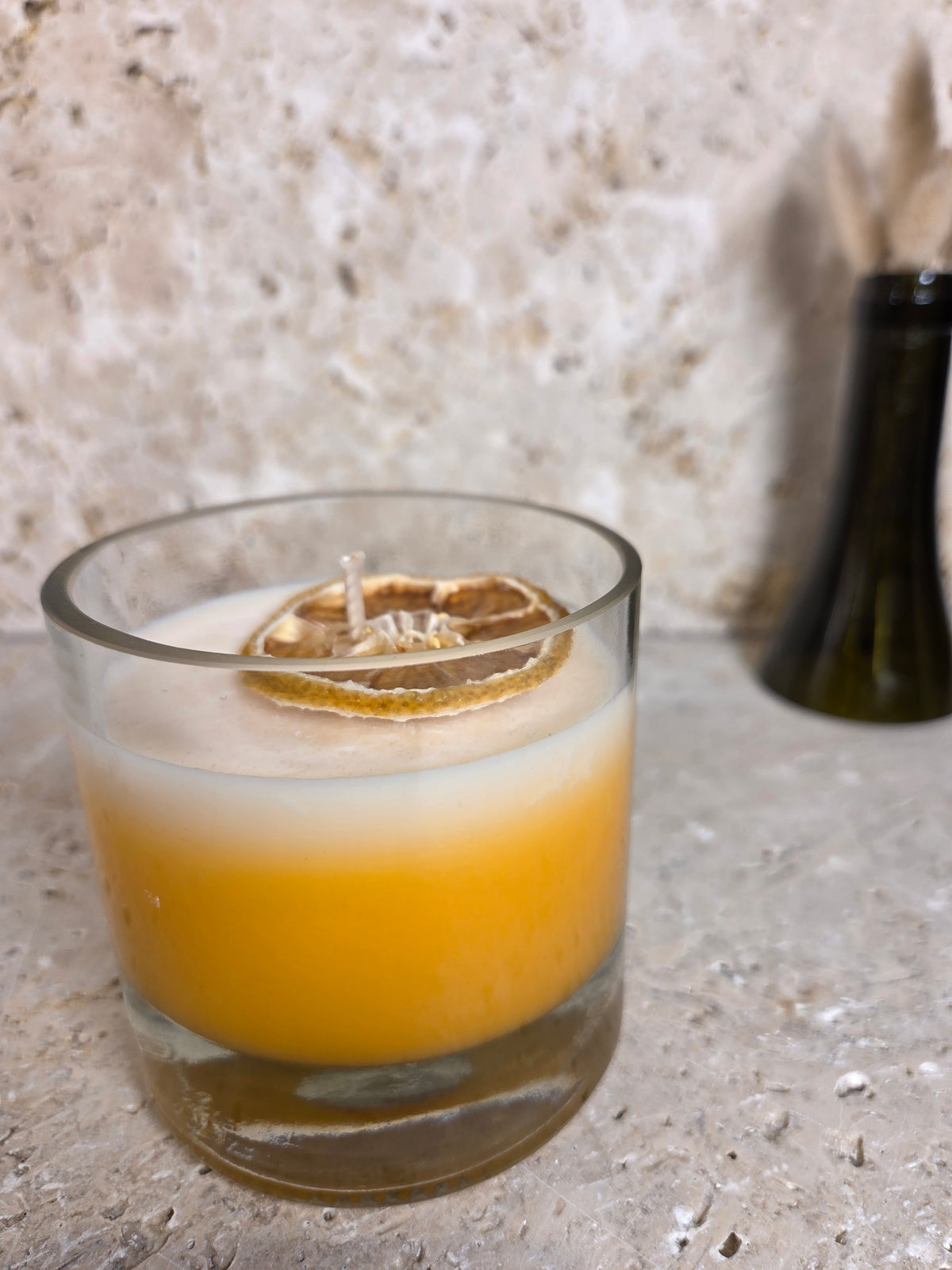 Bougie zeste d'agrumes-réalisée dans une ancienne bouteille de "Les liqueurs de casinca"
