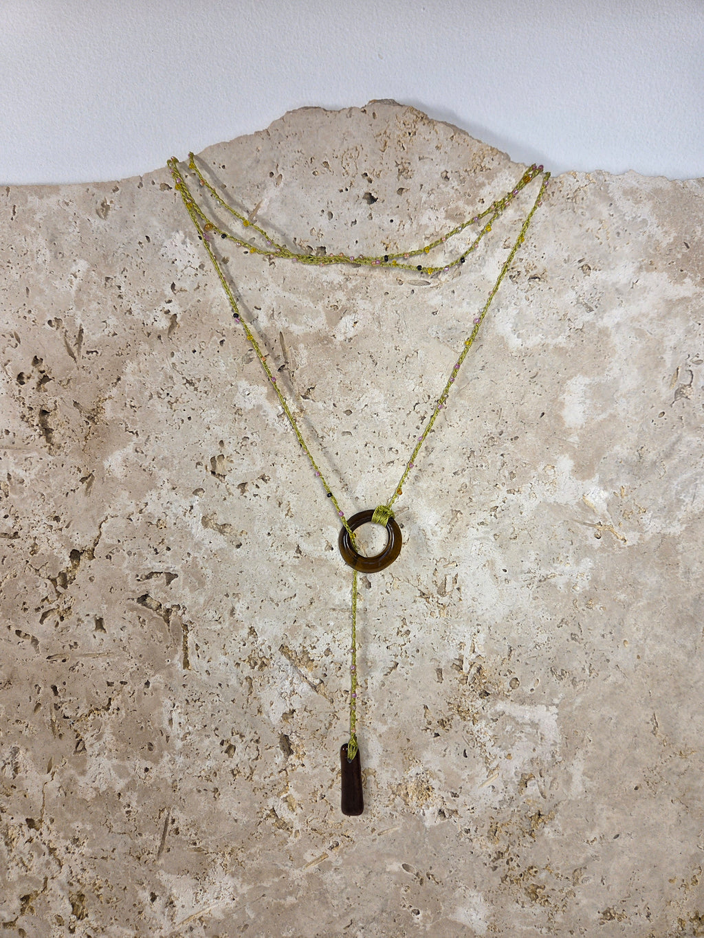 Collier crocheté en verre de bouteille ambré