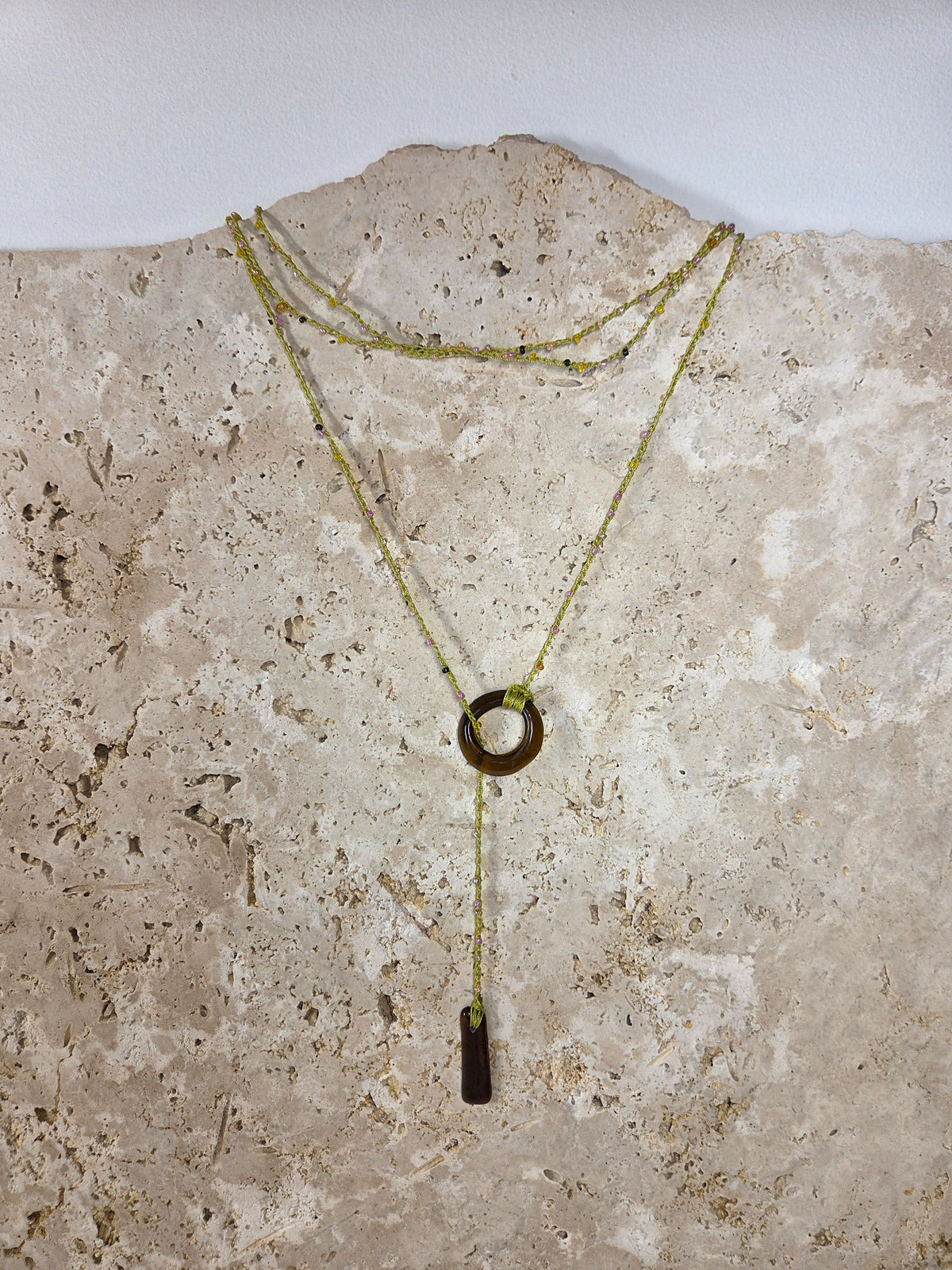 Collier crocheté en verre de bouteille ambré