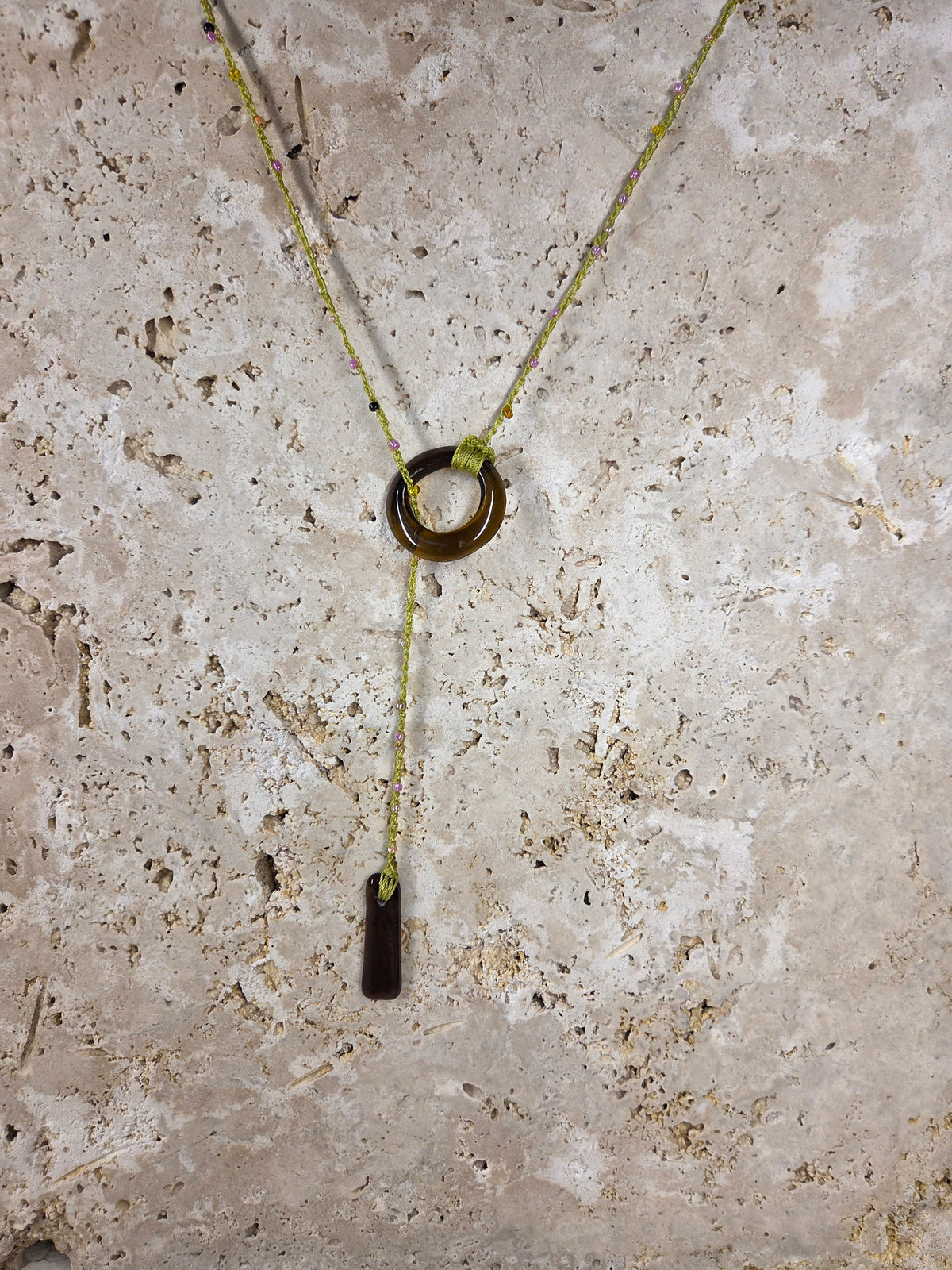 Collier crocheté en verre de bouteille ambré