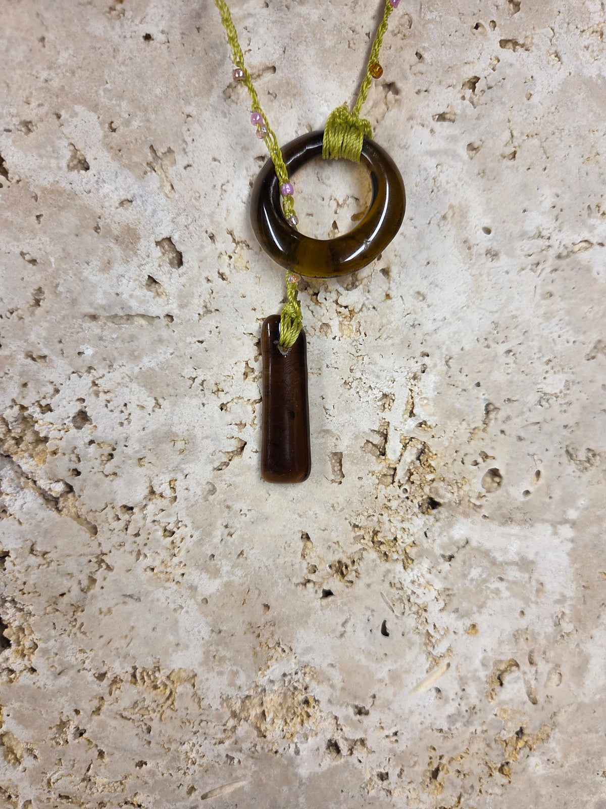 Collier crocheté en verre de bouteille ambré