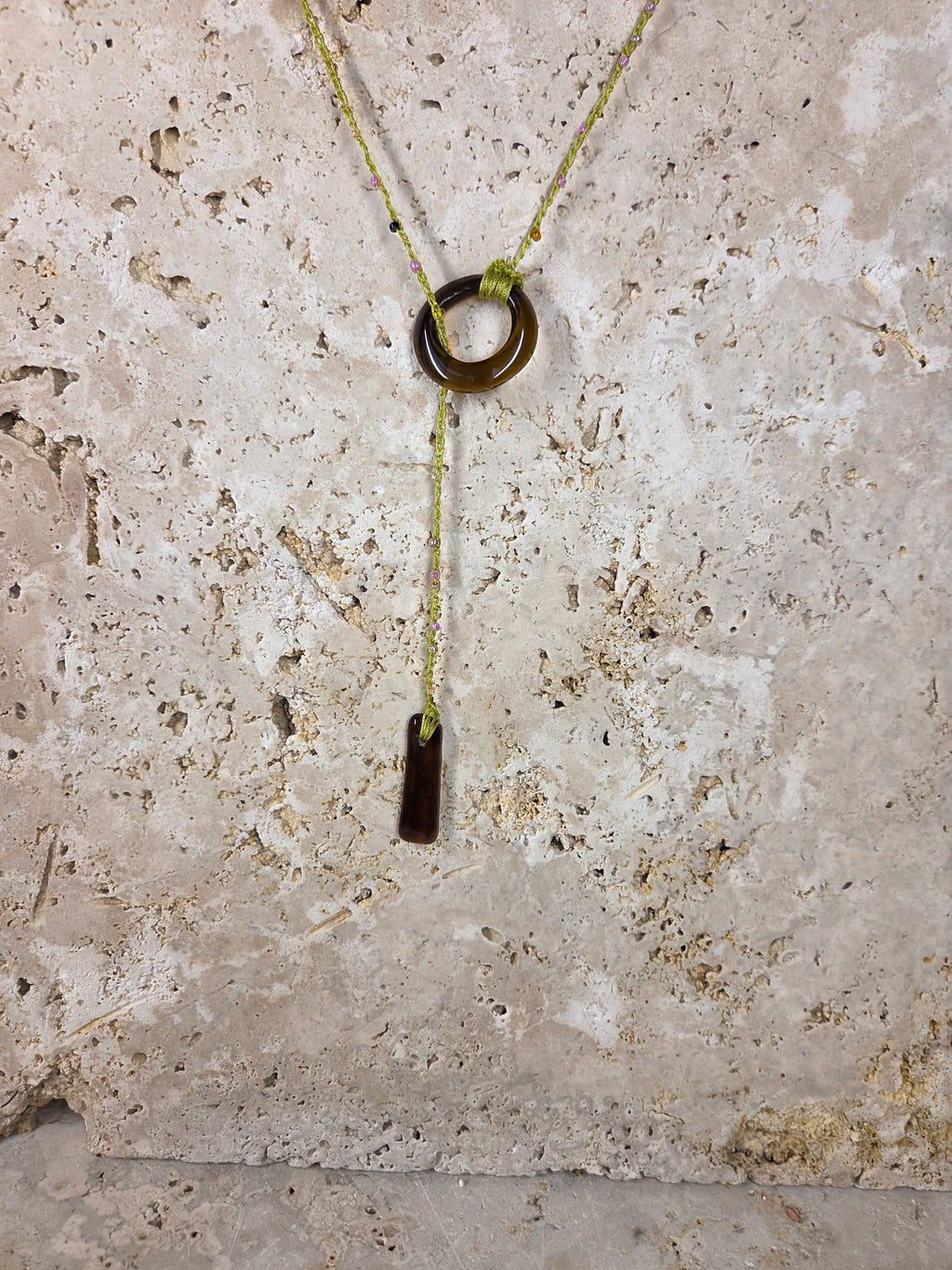 Collier crocheté en verre de bouteille ambré