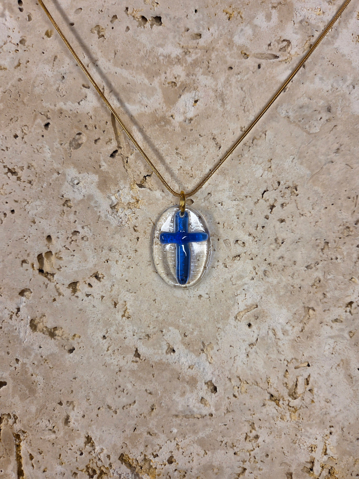 Pendentif croix en verre de bouteille surcyclé