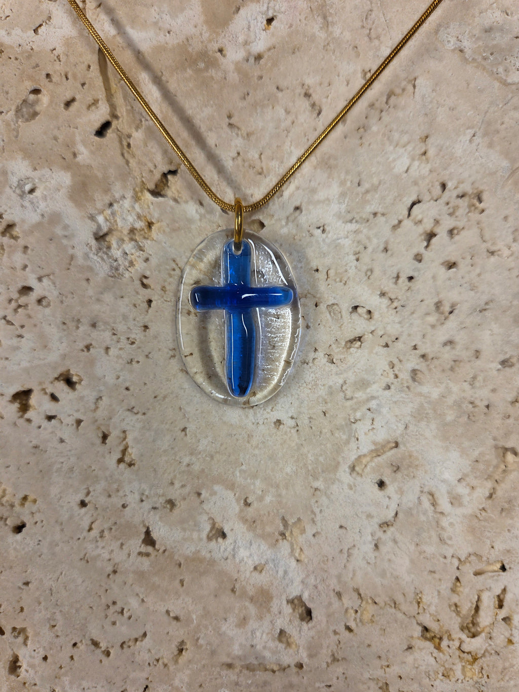 Pendentif croix en verre de bouteille surcyclé