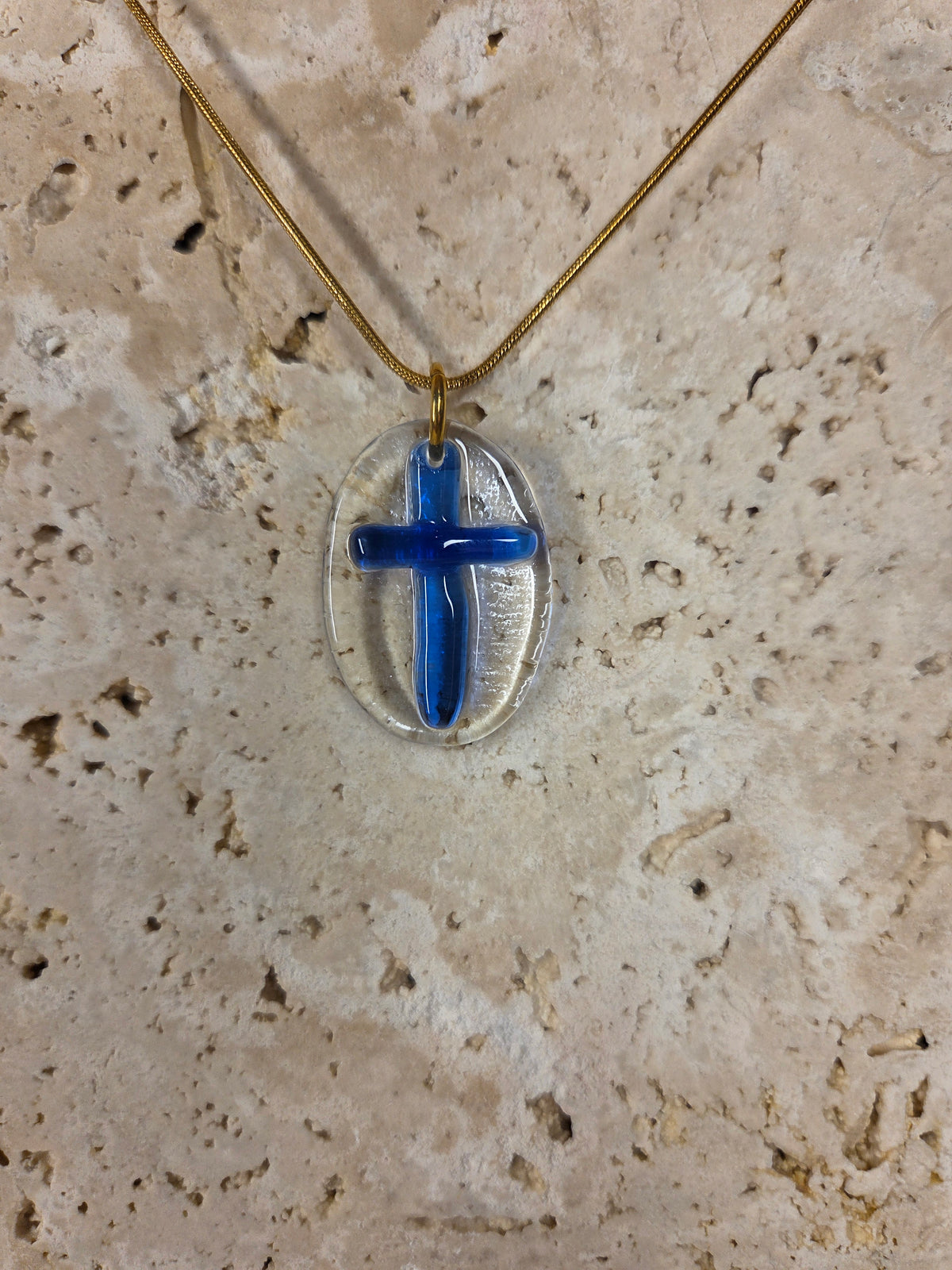 Pendentif croix en verre de bouteille surcyclé