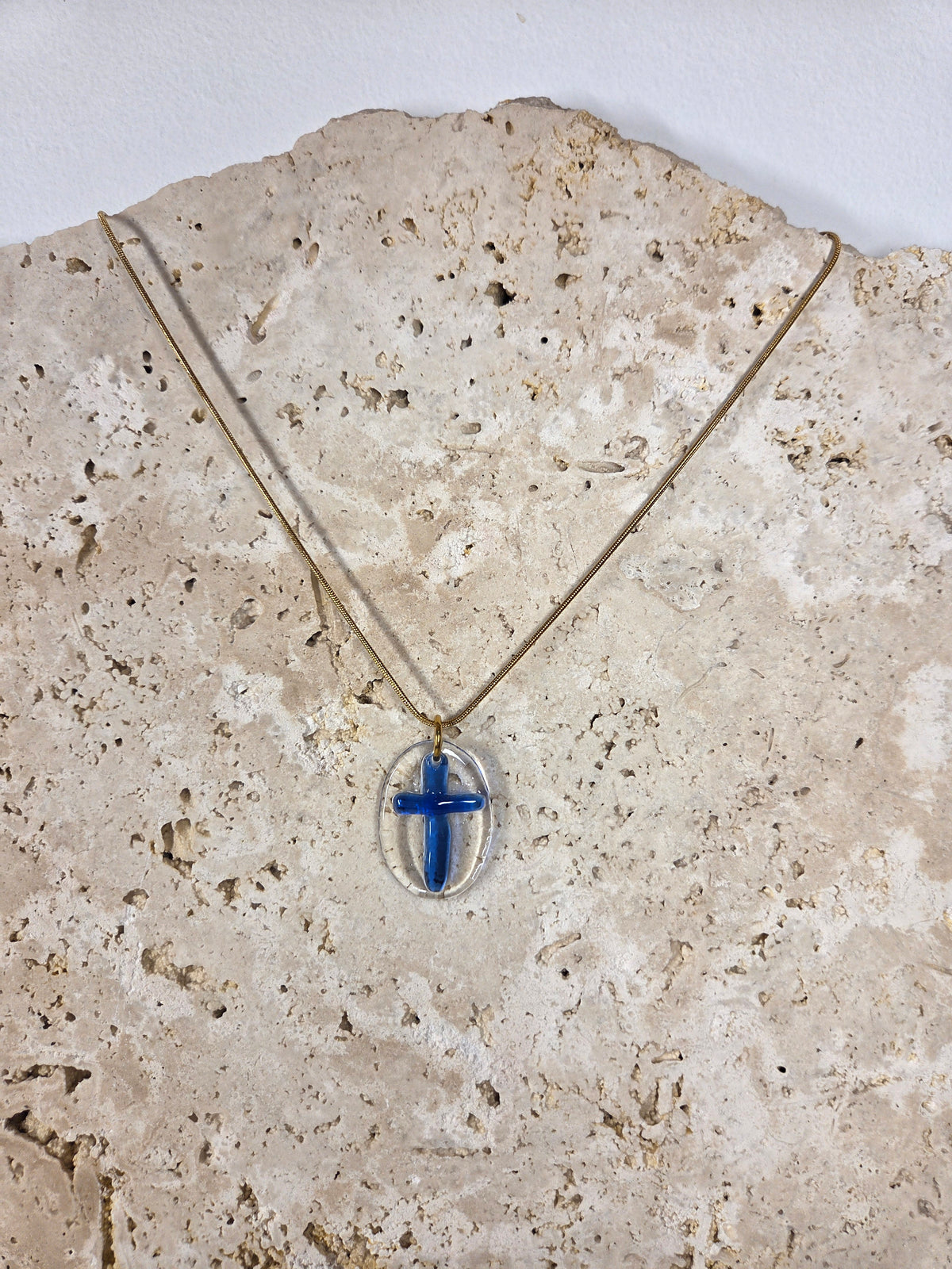 Pendentif croix en verre de bouteille surcyclé