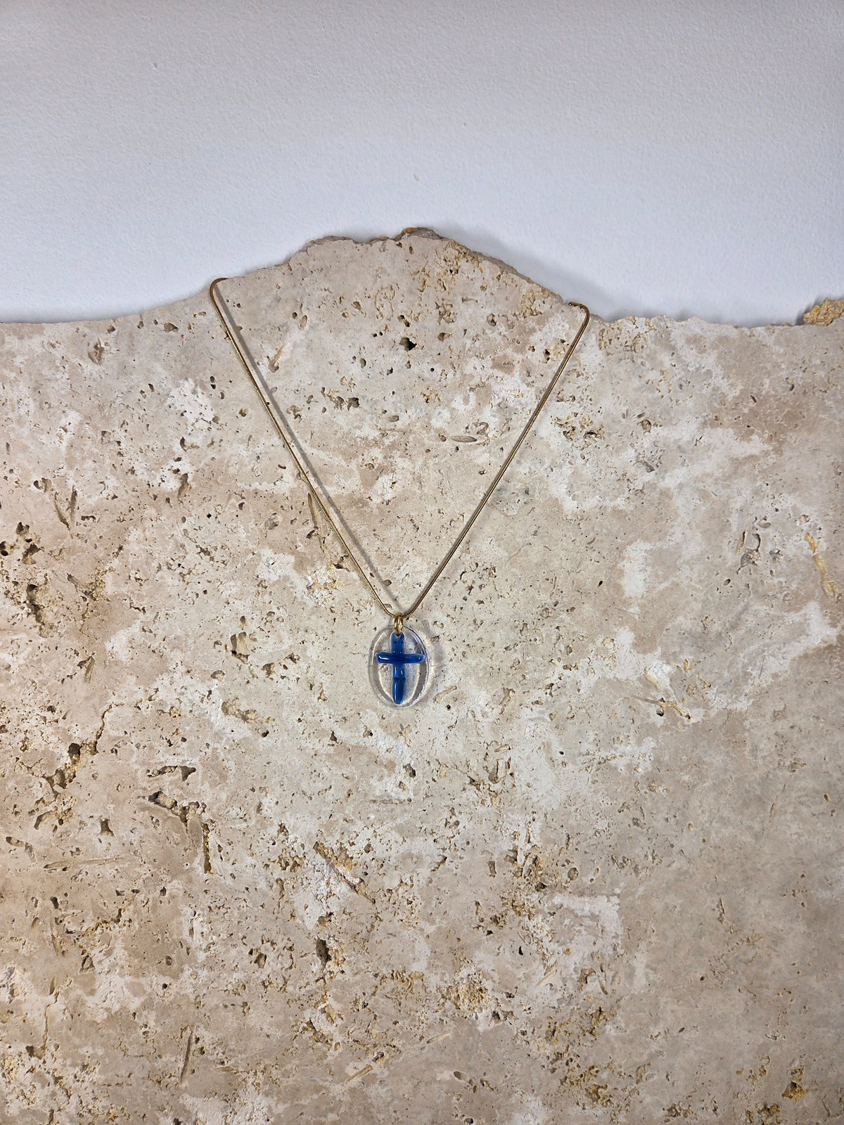 Pendentif croix en verre de bouteille surcyclé