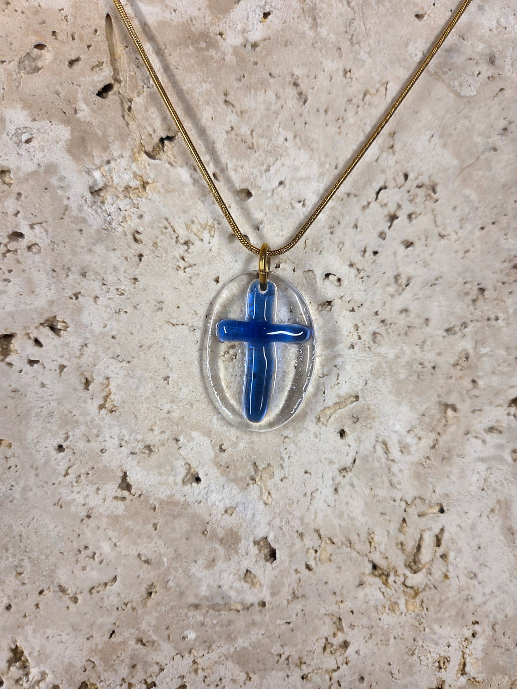 Pendentif croix en verre de bouteille surcyclé