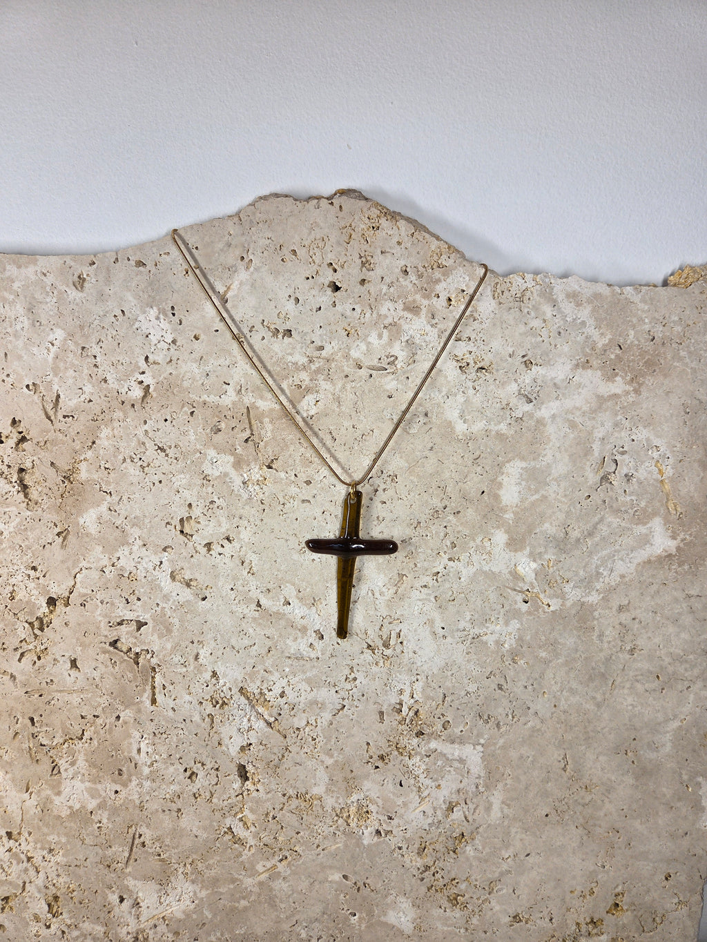 Pendentif croix en verre de bouteille
