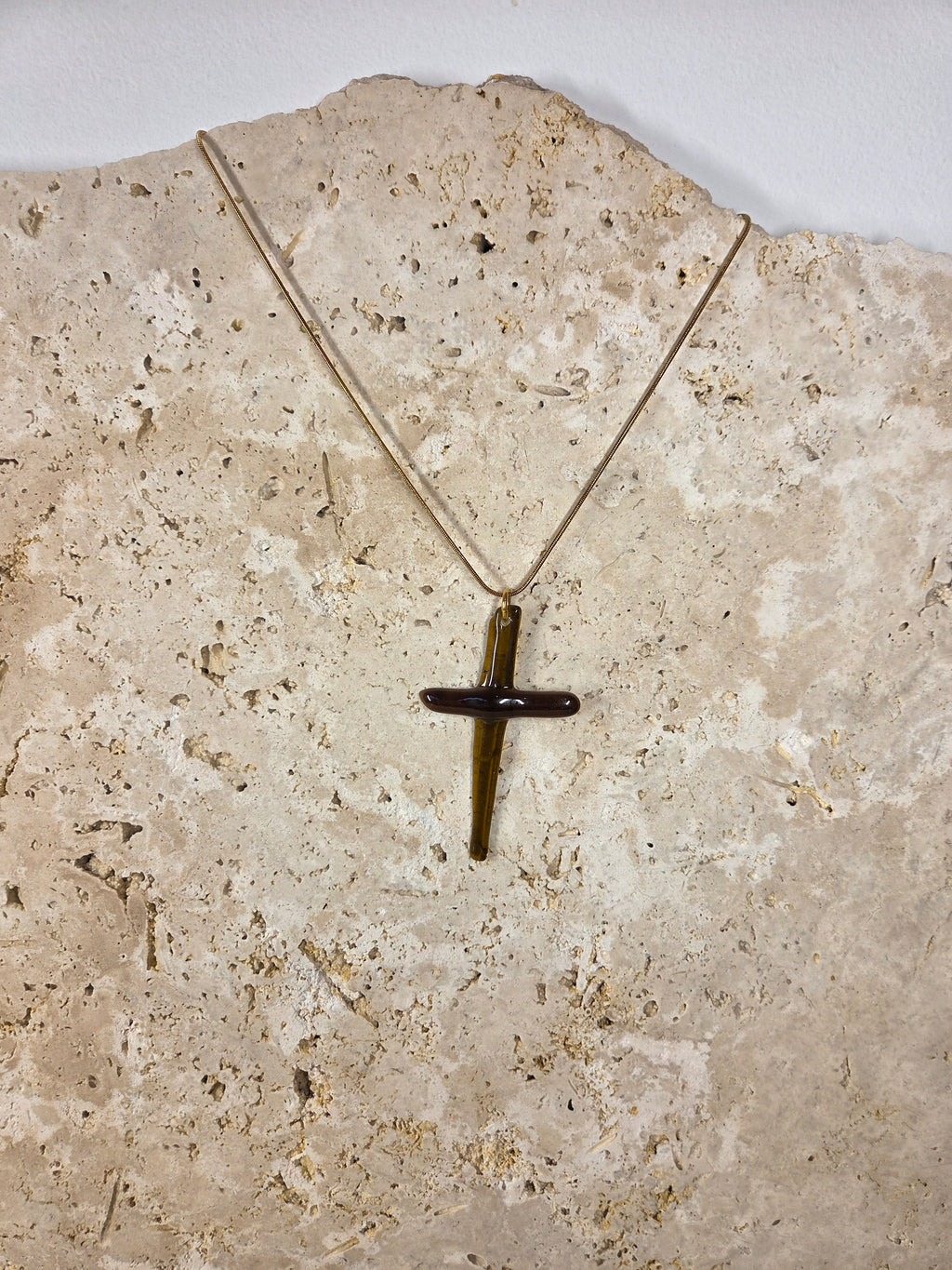 Pendentif croix en verre de bouteille