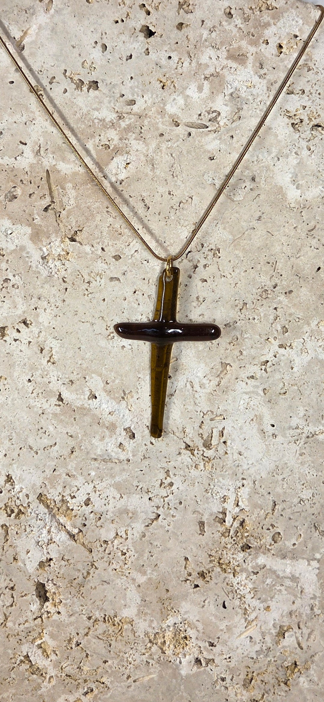 Pendentif croix en verre de bouteille