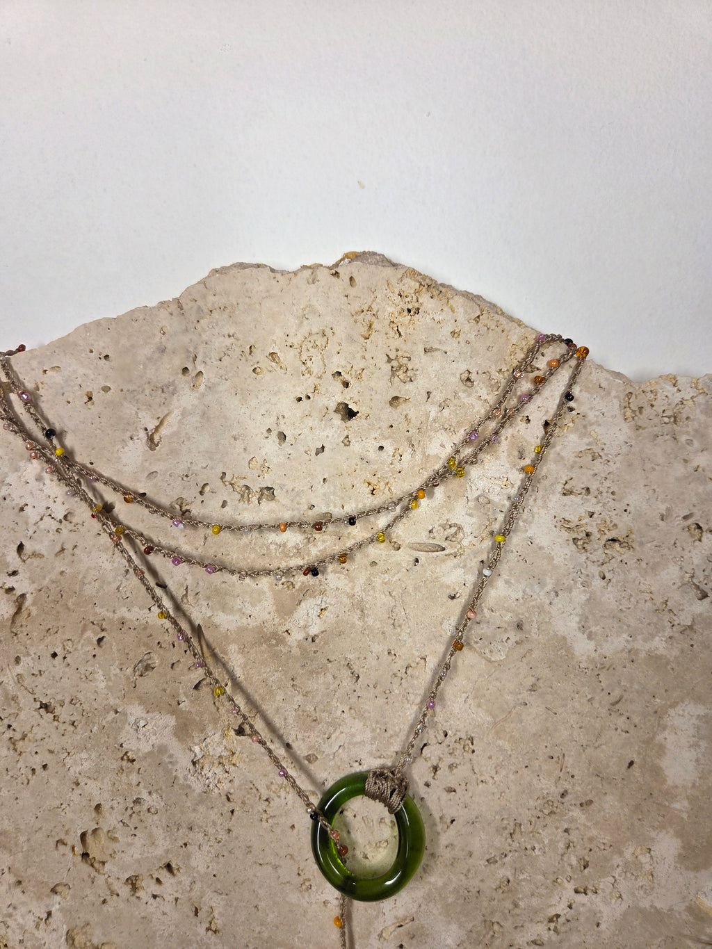 Collier crocheté à la main - Croix en verre de bouteille recyclé ♻️