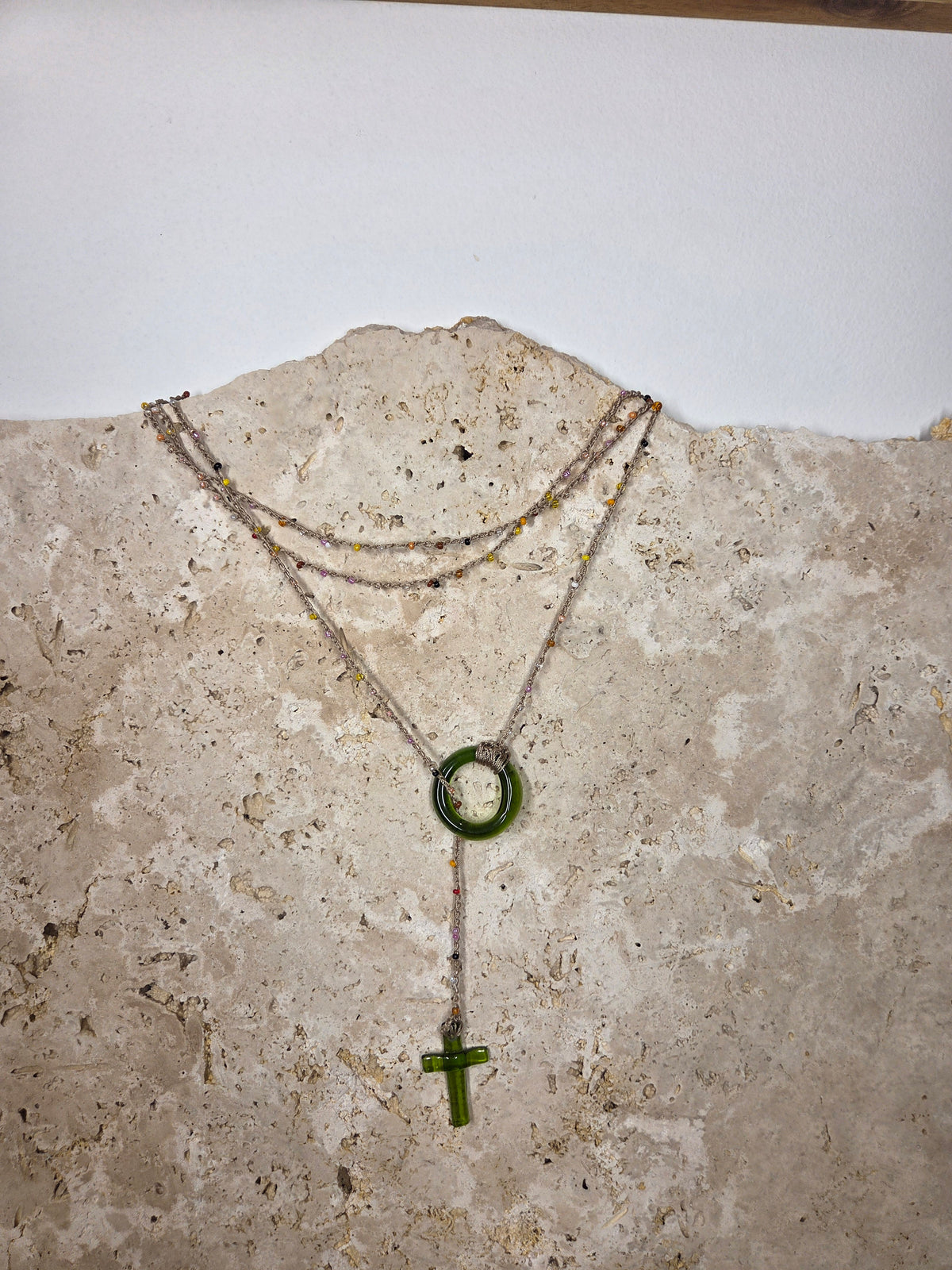 Collier crocheté à la main - Croix en verre de bouteille recyclé ♻️