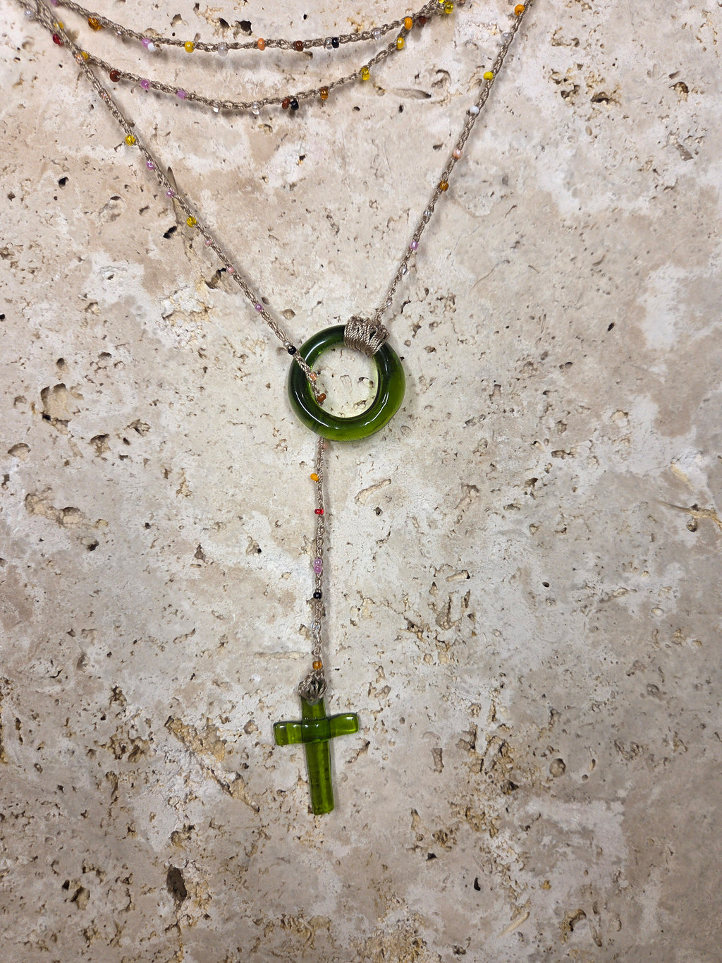 Collier crocheté à la main - Croix en verre de bouteille recyclé ♻️