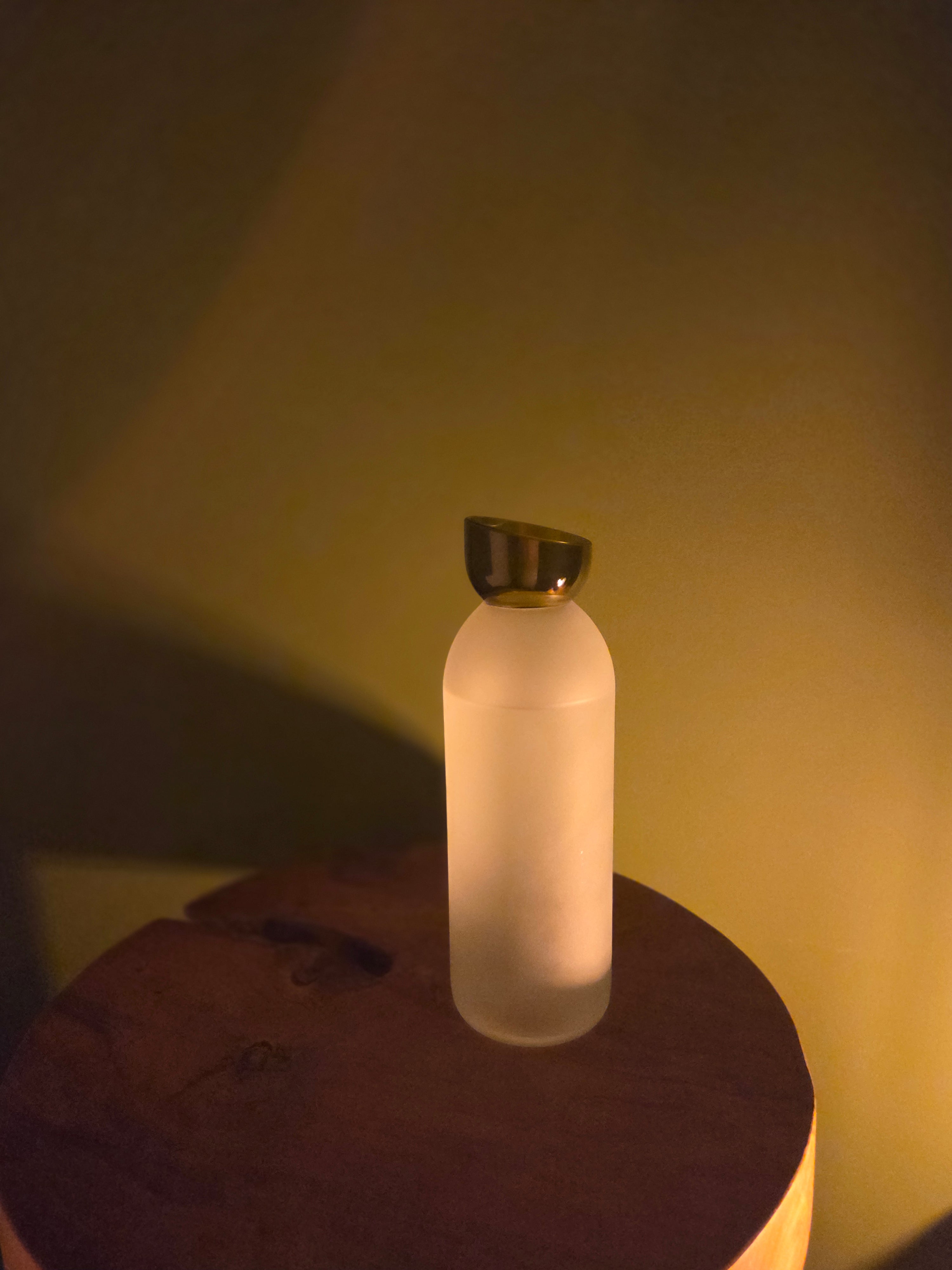 Carafe artisanale née de la rencontre entre deux bouteilles.
