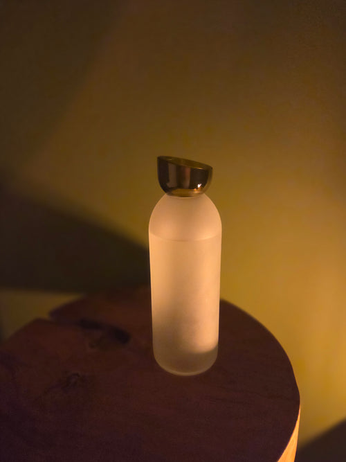 Carafe artisanale née de la rencontre entre deux bouteilles.