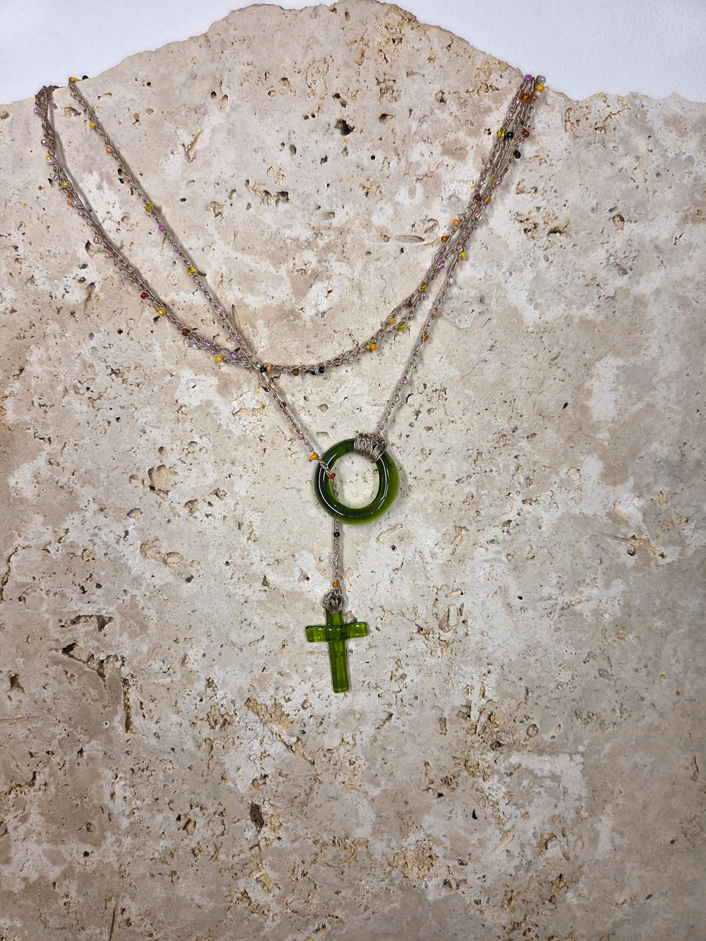 Collier crocheté à la main - Croix en verre de bouteille recyclé ♻️