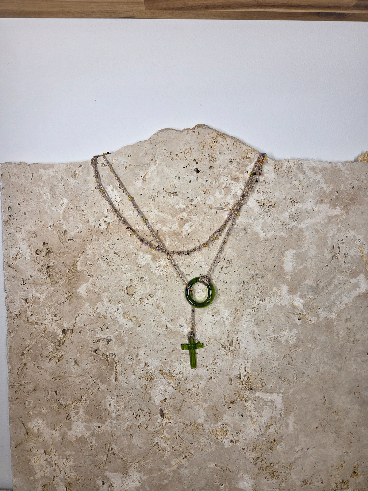 Collier crocheté à la main - Croix en verre de bouteille recyclé ♻️